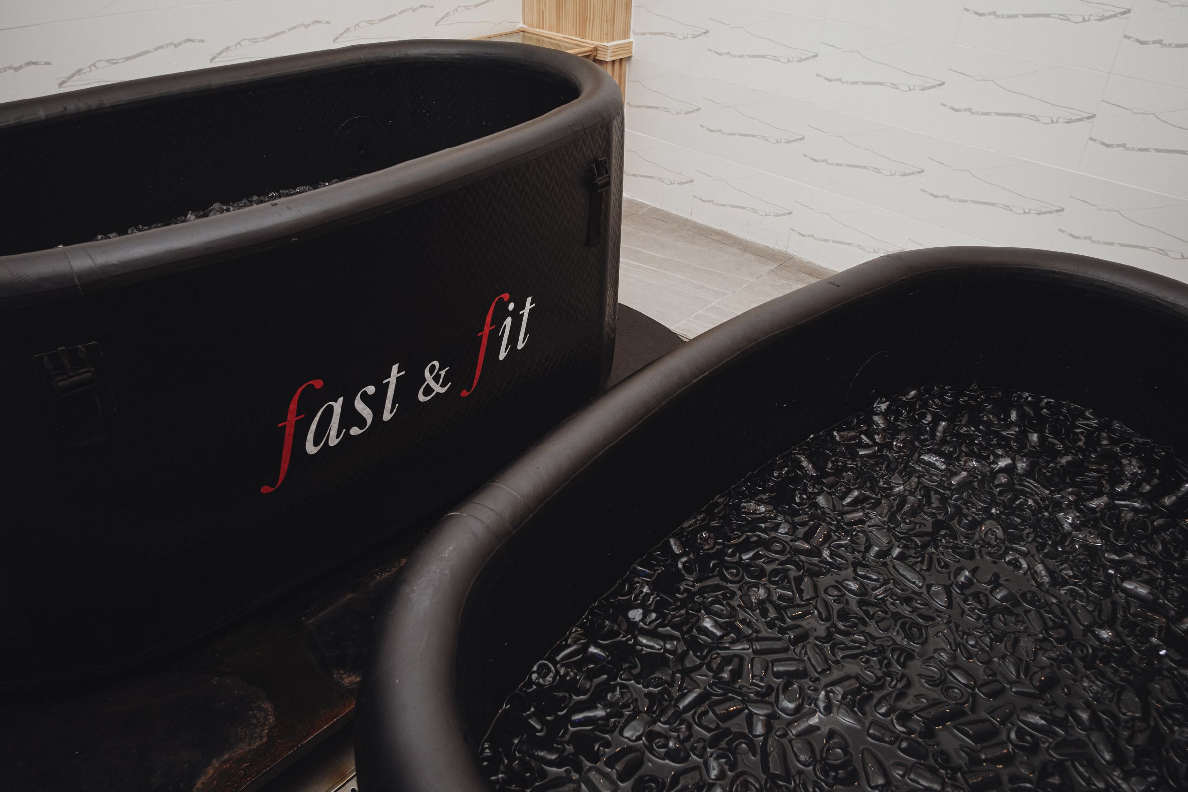 อ่างน้ำแข็งของ Fast & Fit
