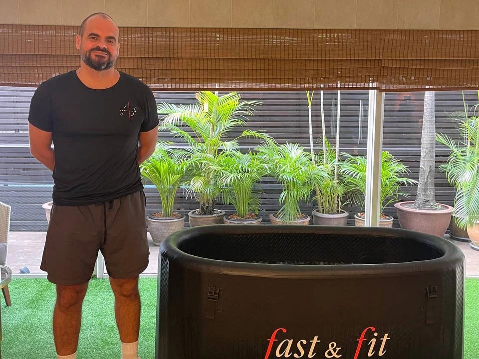 โค้ชของ Fast & Fit ข้างอ่างน้ำแข็งของ Fast & Fit