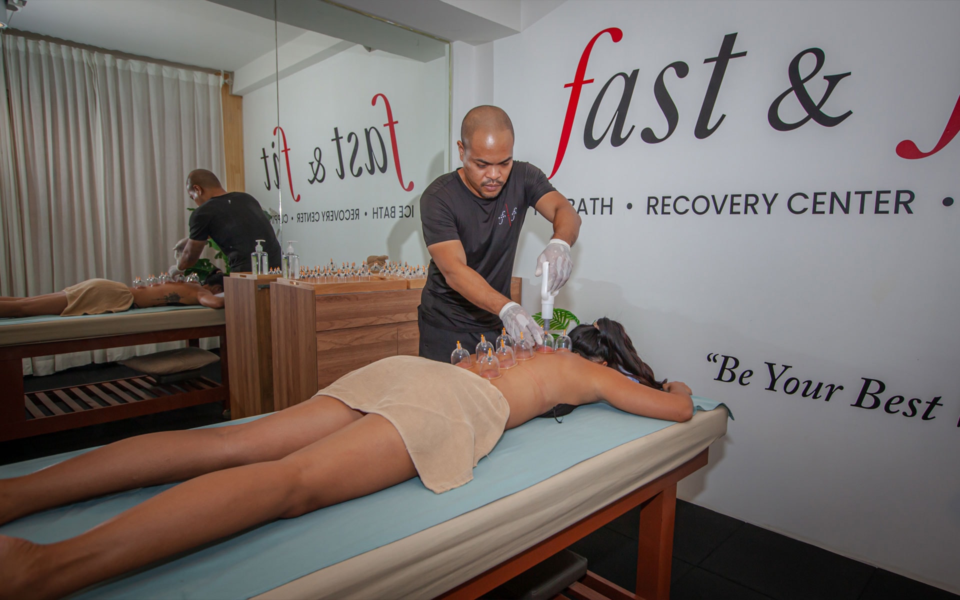 ผู้เชี่ยวชาญกำลังทำ Air Cupping Therapy