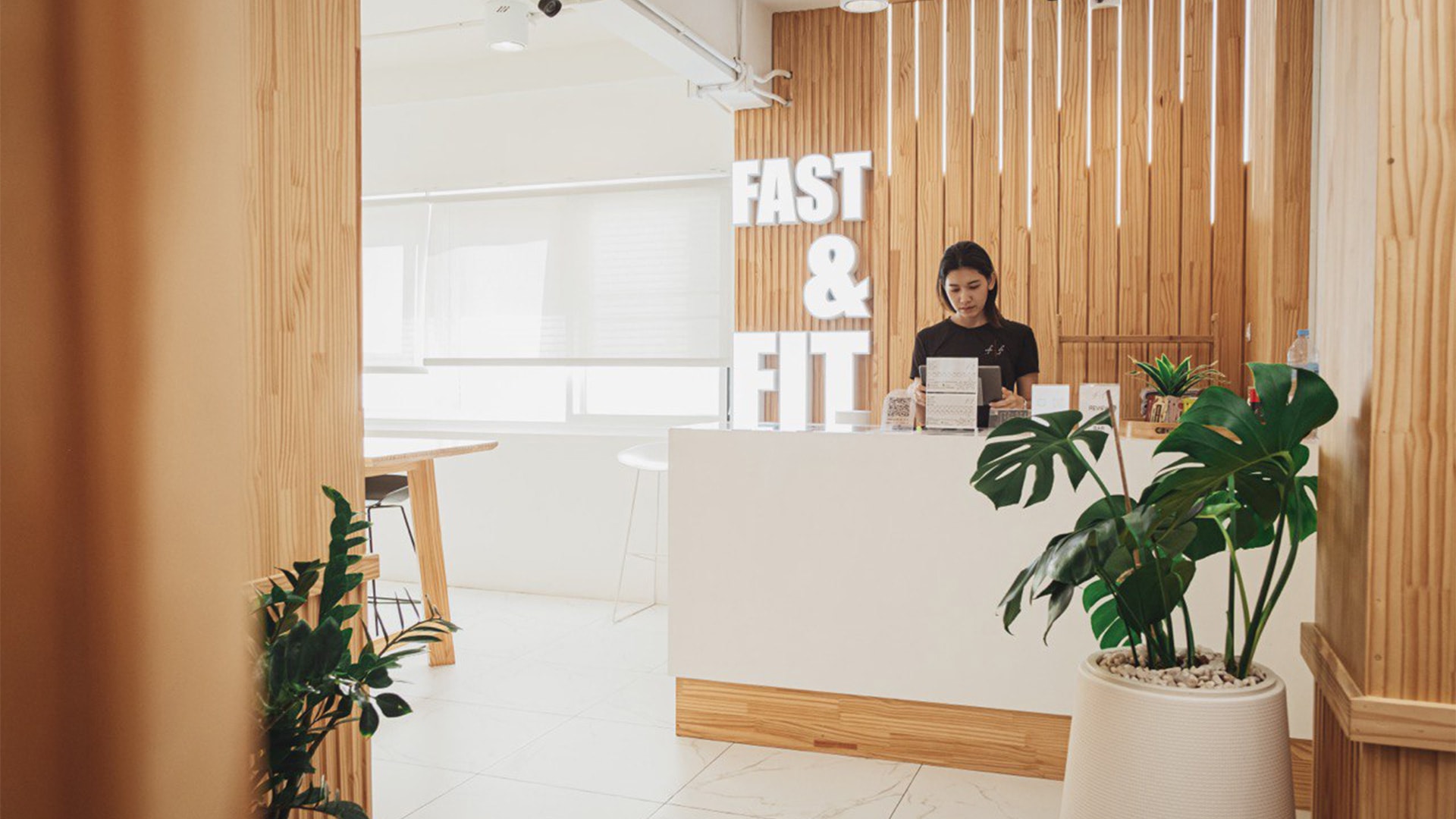 พนักงานต้อนรับที่เคาน์เตอร์ของ Fast & Fit